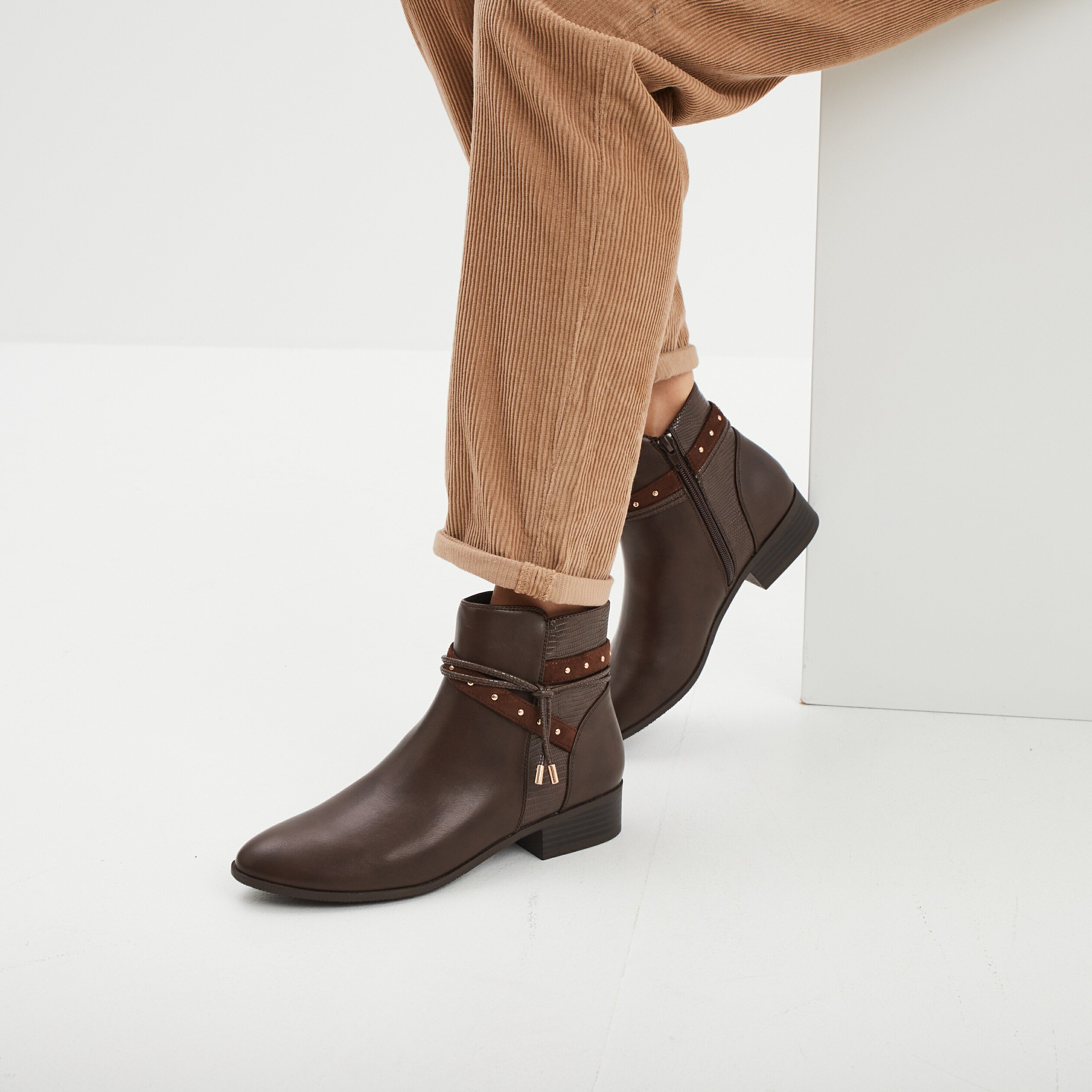 Bottines a talons plats details cloutes marron femme La Halle