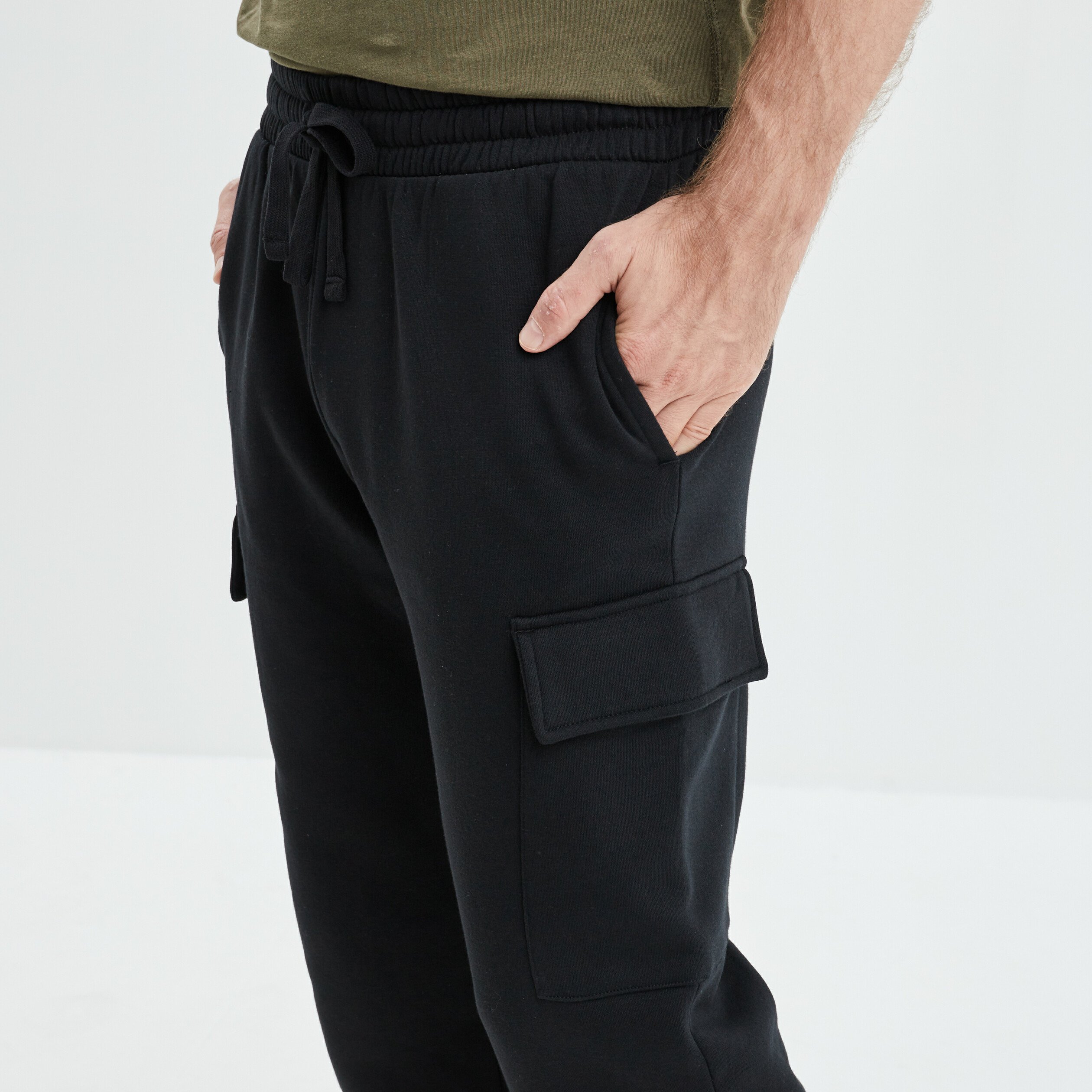 Pantalon jogging cargo poches laterales noir homme