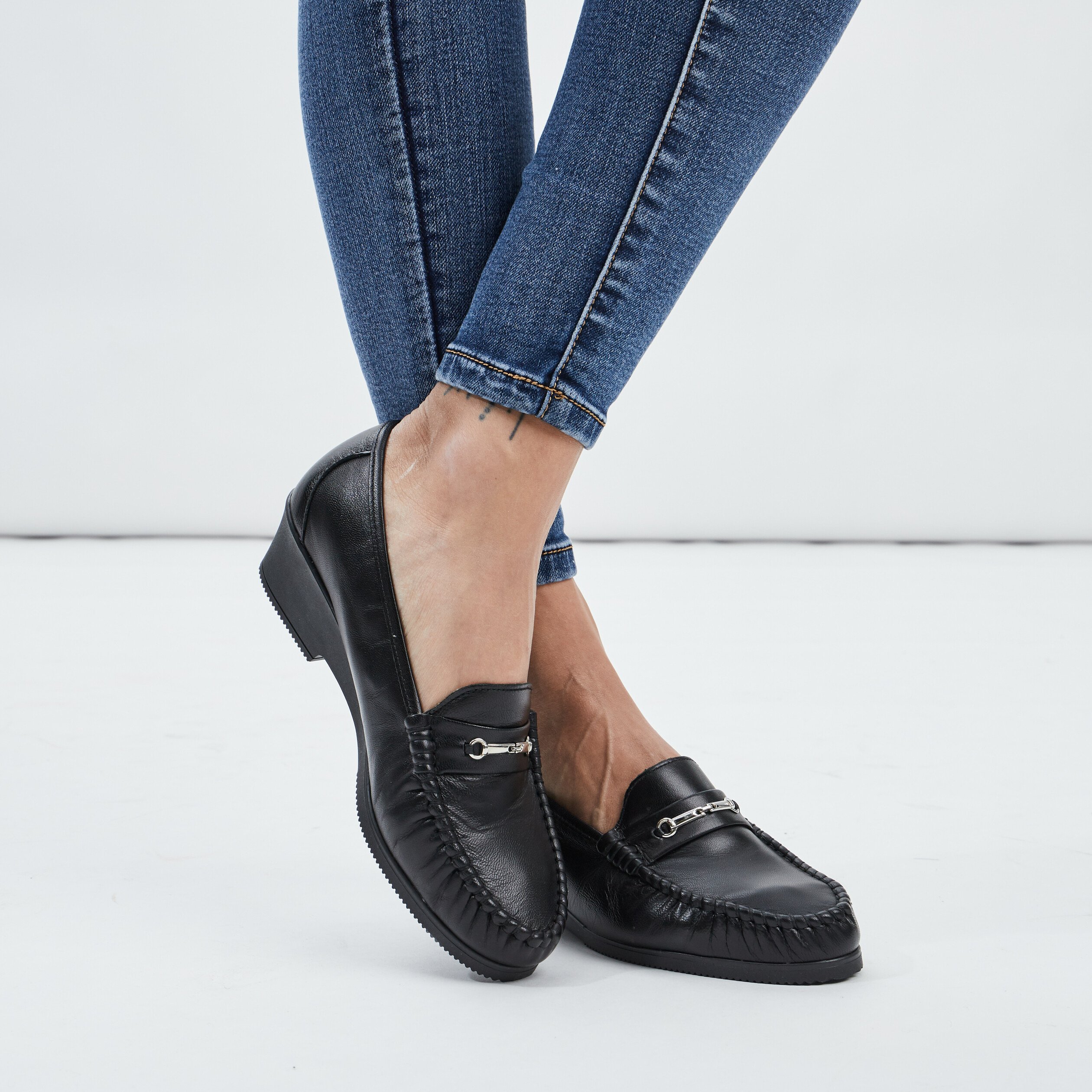 Mocassins en cuir compenses pied large noir femme