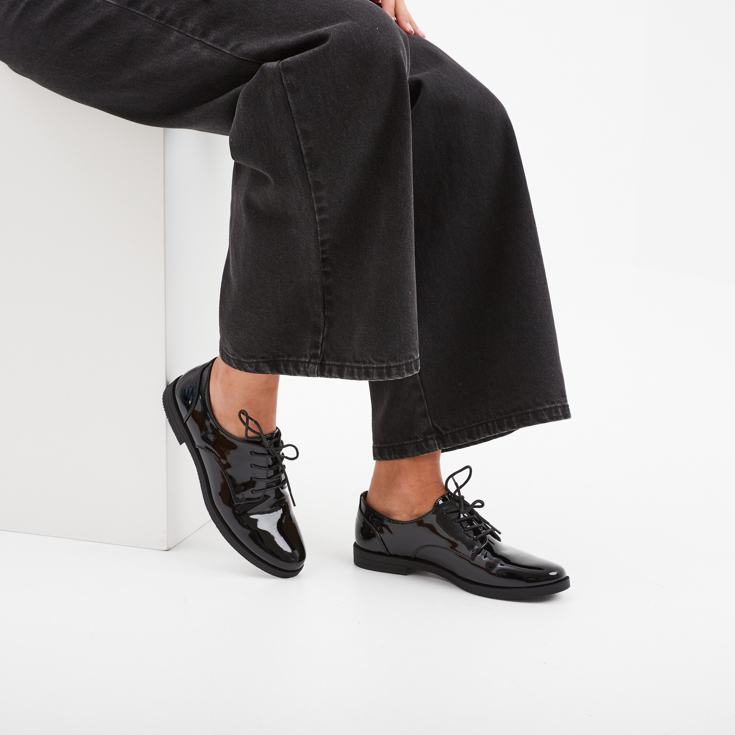 Derbies vernies a lacets noir femme