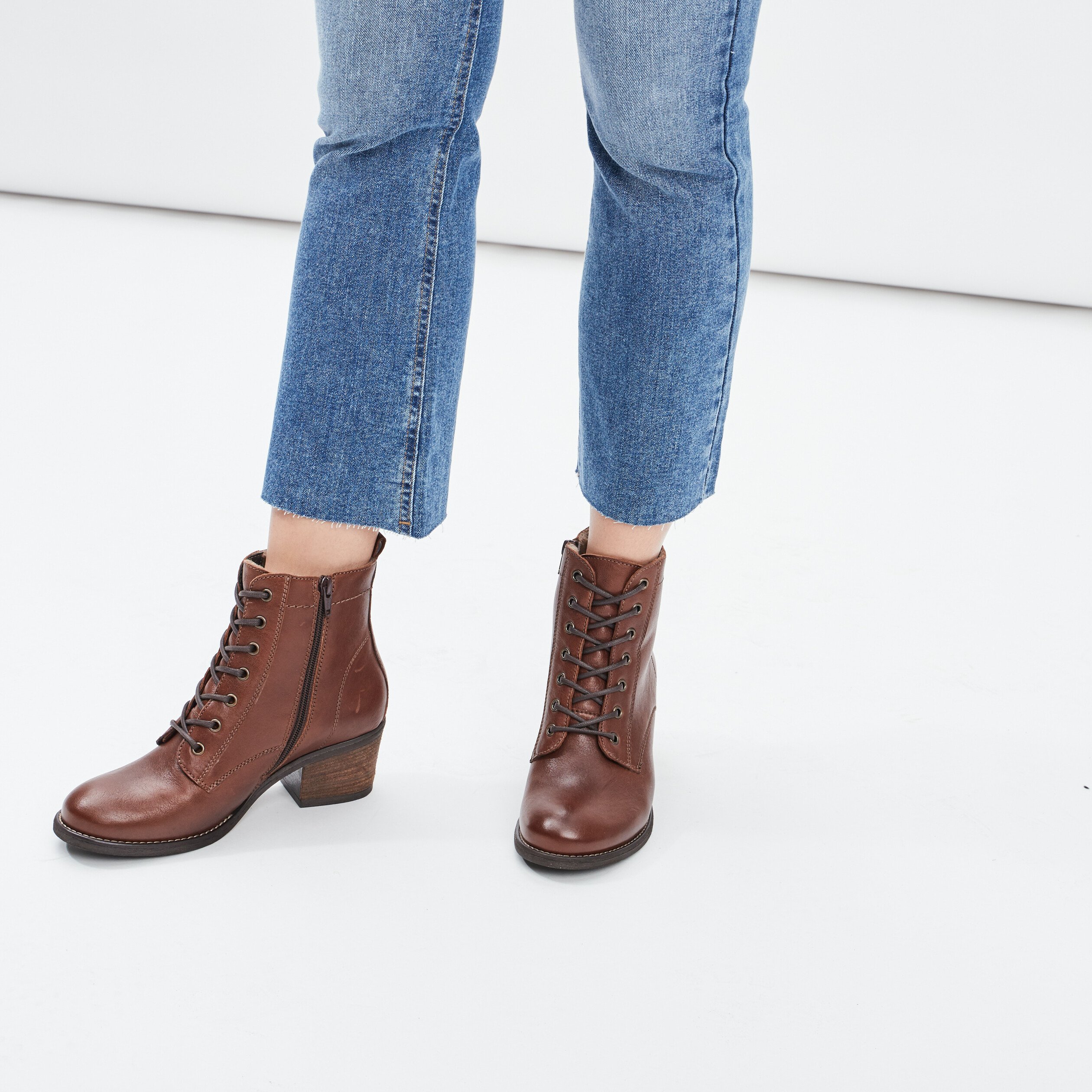 Bottines en cuir a talons carres marron femme