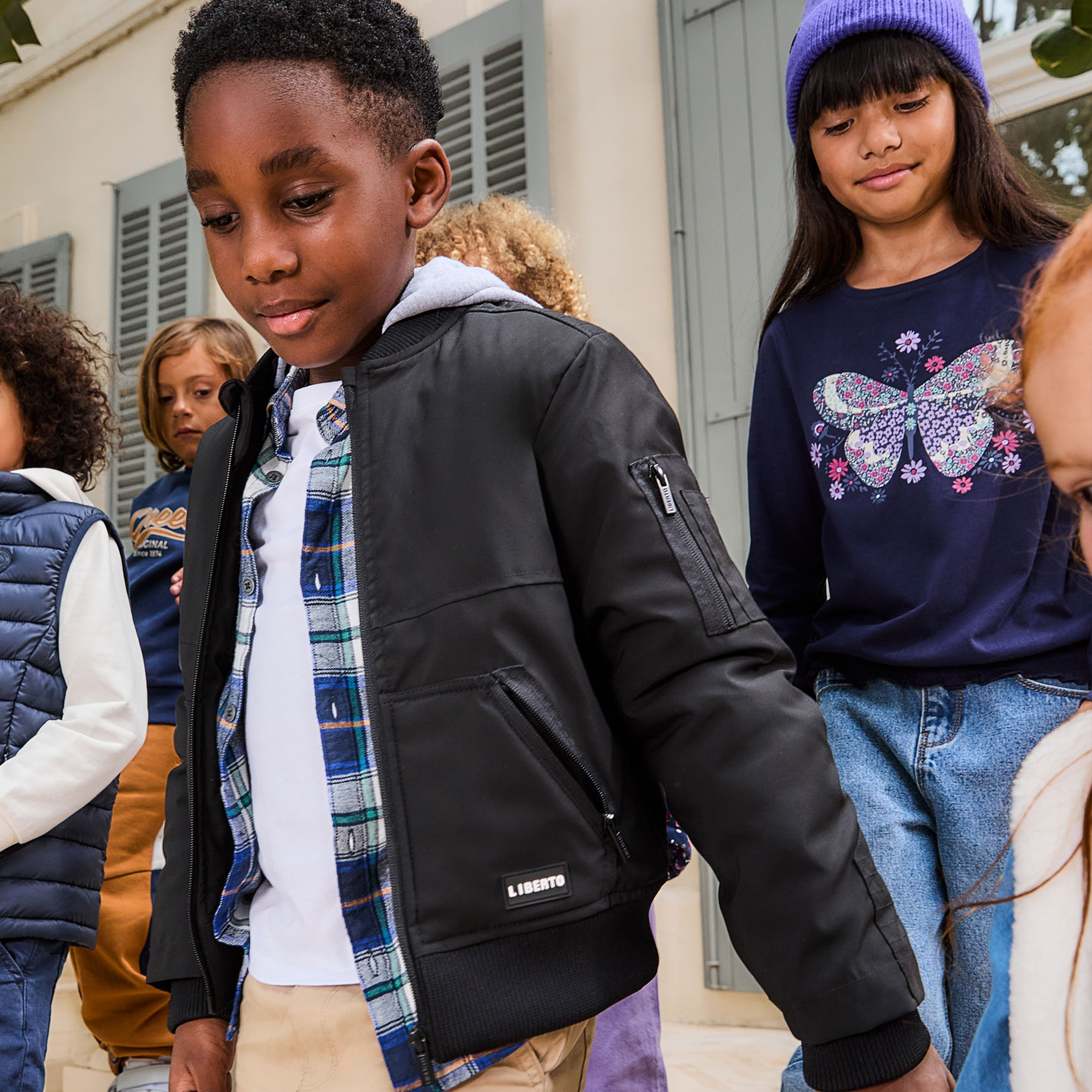 Blouson droit a capuche noir garcon