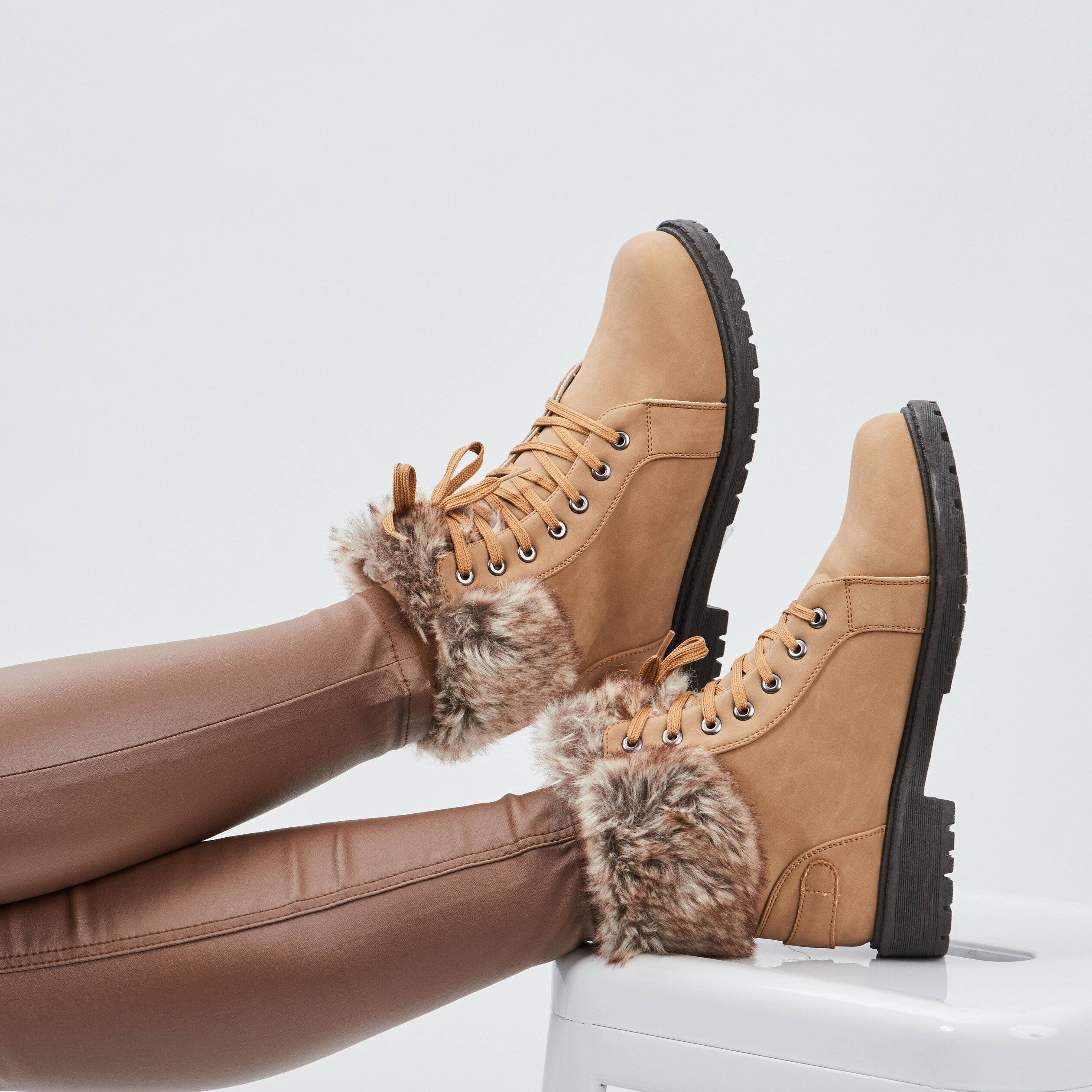 Bottines avec fausse fourrure sable femme