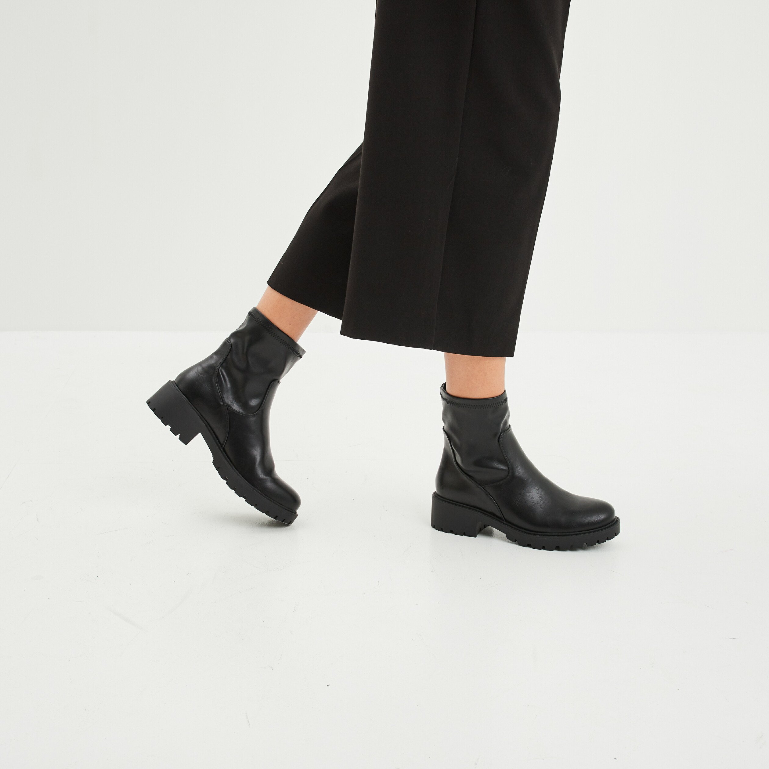 Bottines ranger crantees bout rond noir femme